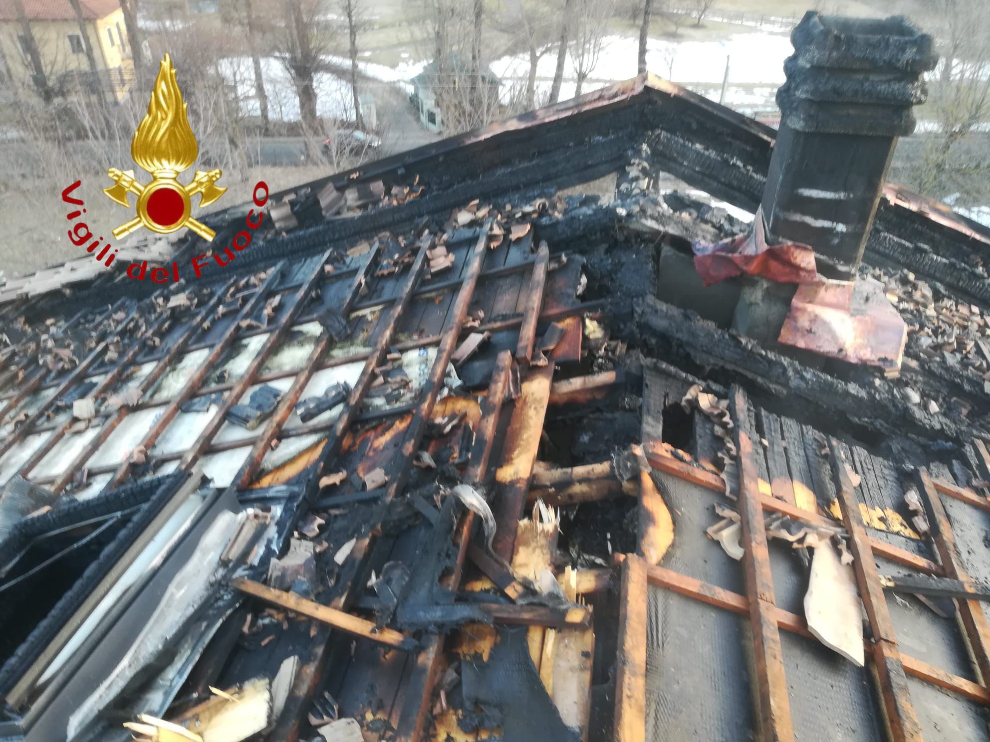 Valle Intelvi, tetto in fiamme. Intervengono i vigili del fuoco