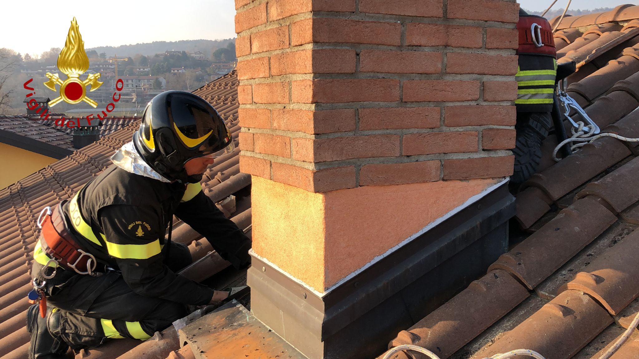 Cavallasca, canna fumaria in fiamme. In azione i vigili del fuoco