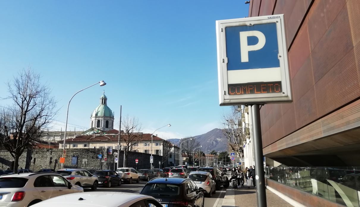 Zona gialla, carnevale e sole: domenica di folla e caos a Como, nonostante il virus