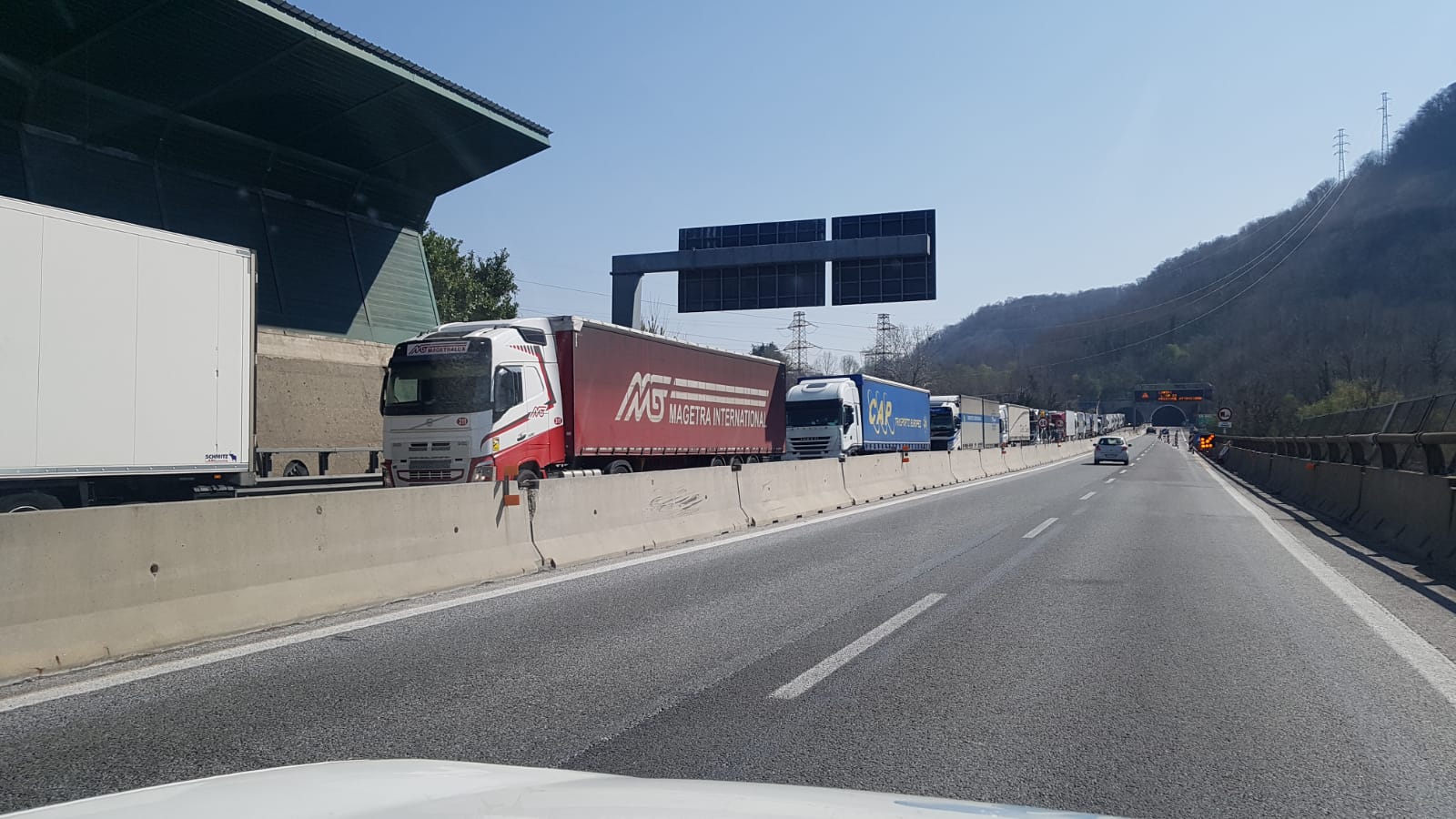 Nuovi cantieri e operazioni doganali, è caos sull’autostrada A9