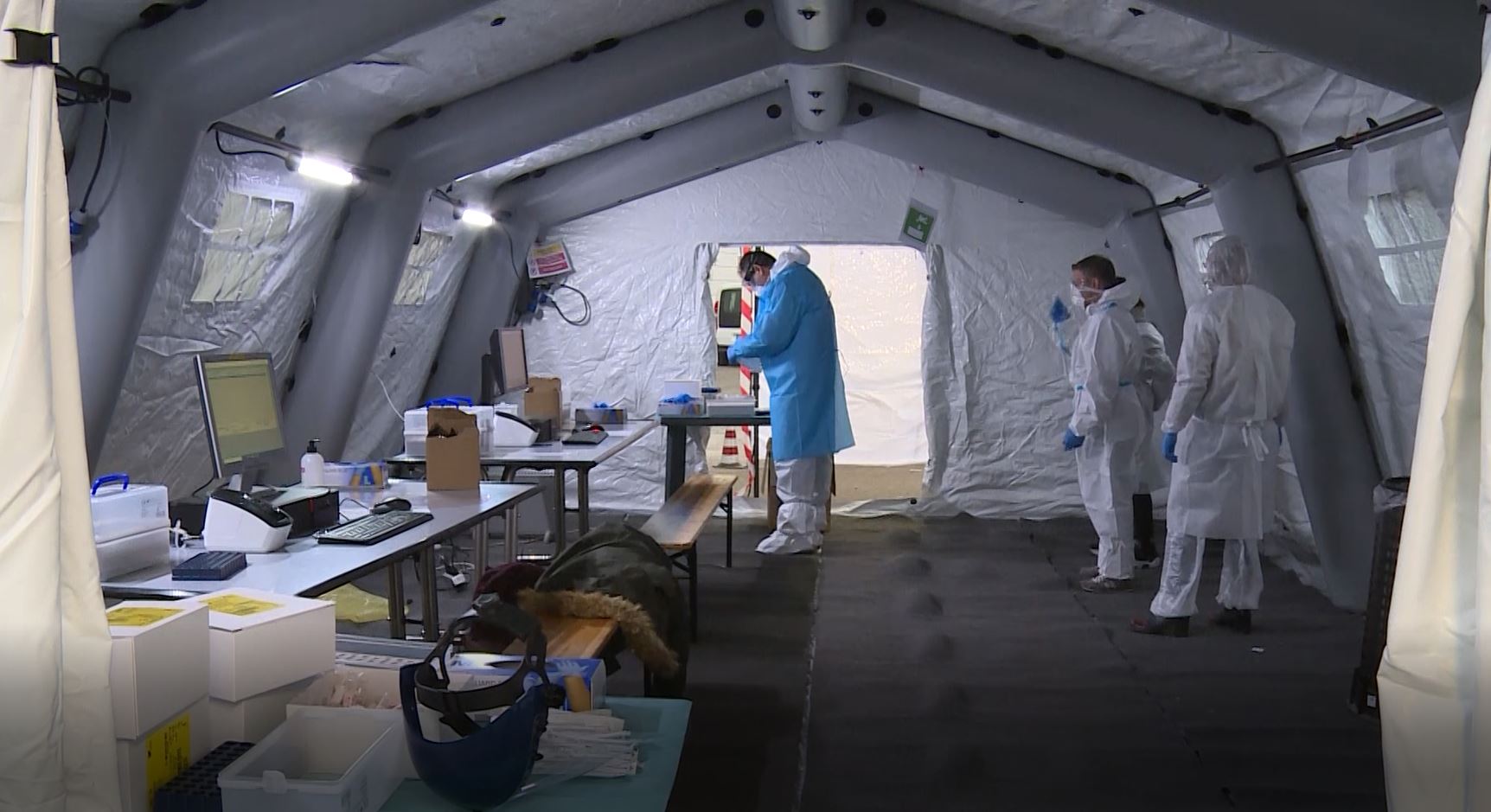 tamponi Operatori sanitari in una tensostruttura per effettuare i tamponi