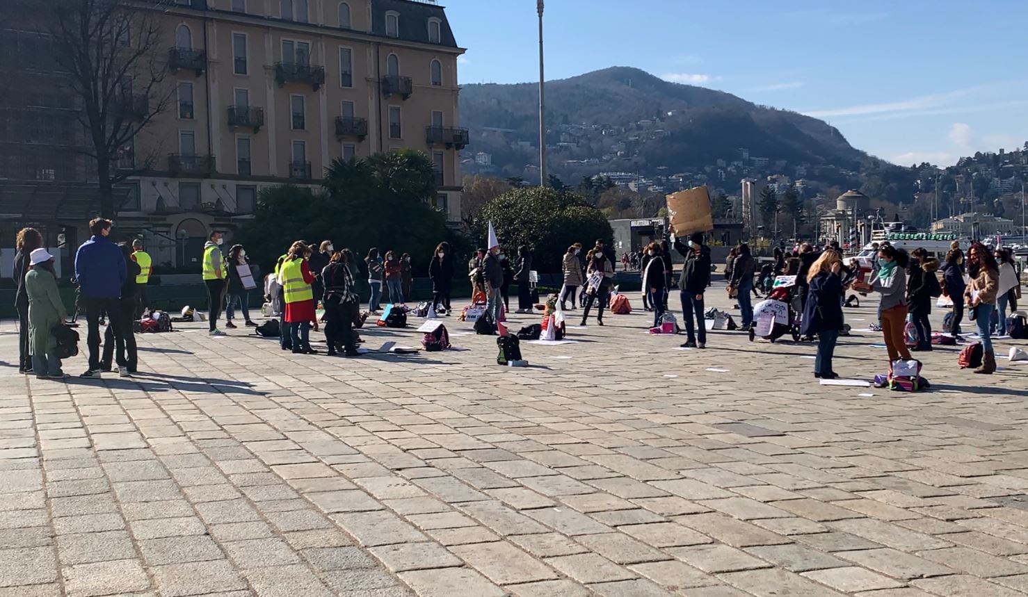 La protesta dei genitori in piazza per chiedere di riaprire le scuole