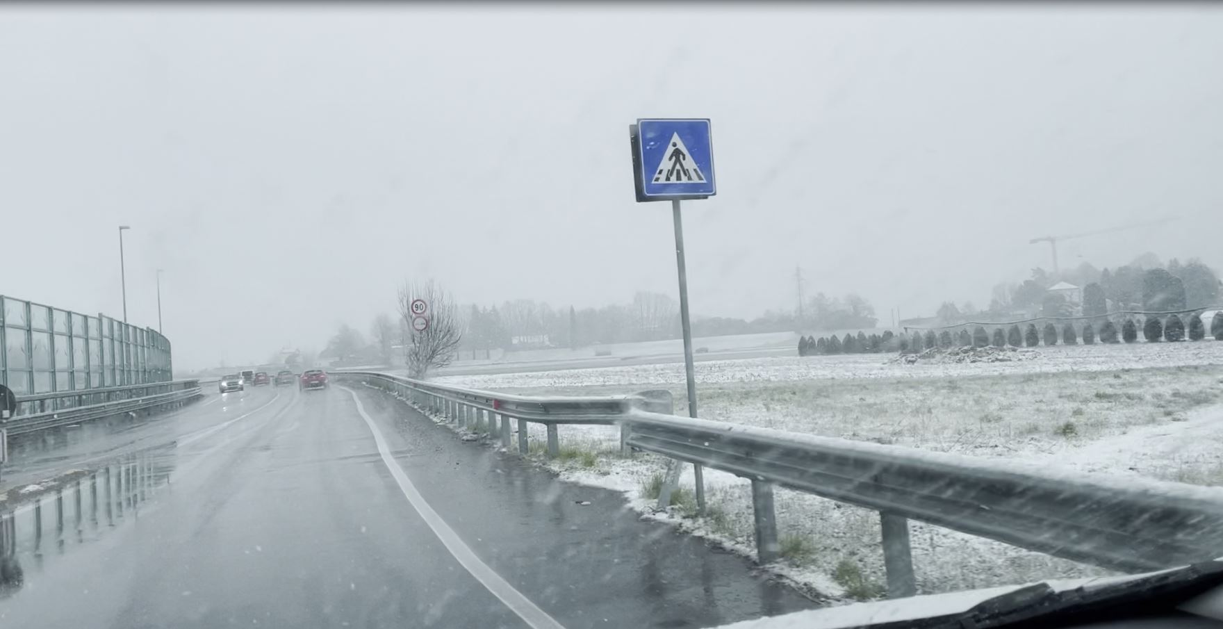 Neve nella notte, al risveglio Lario imbiancato