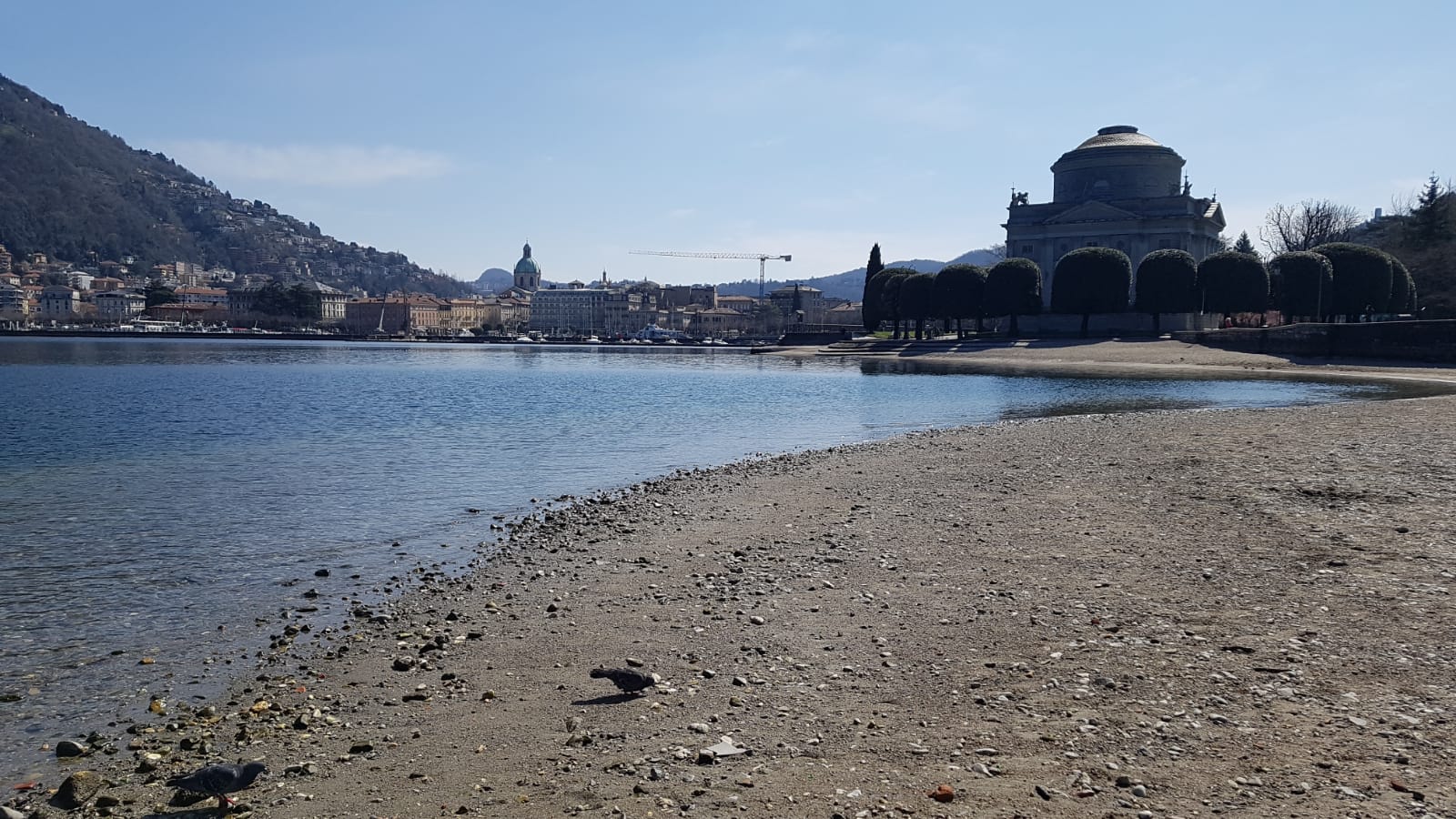 Lago di Como basso: spiaggia davanti al Tempio Voltiano