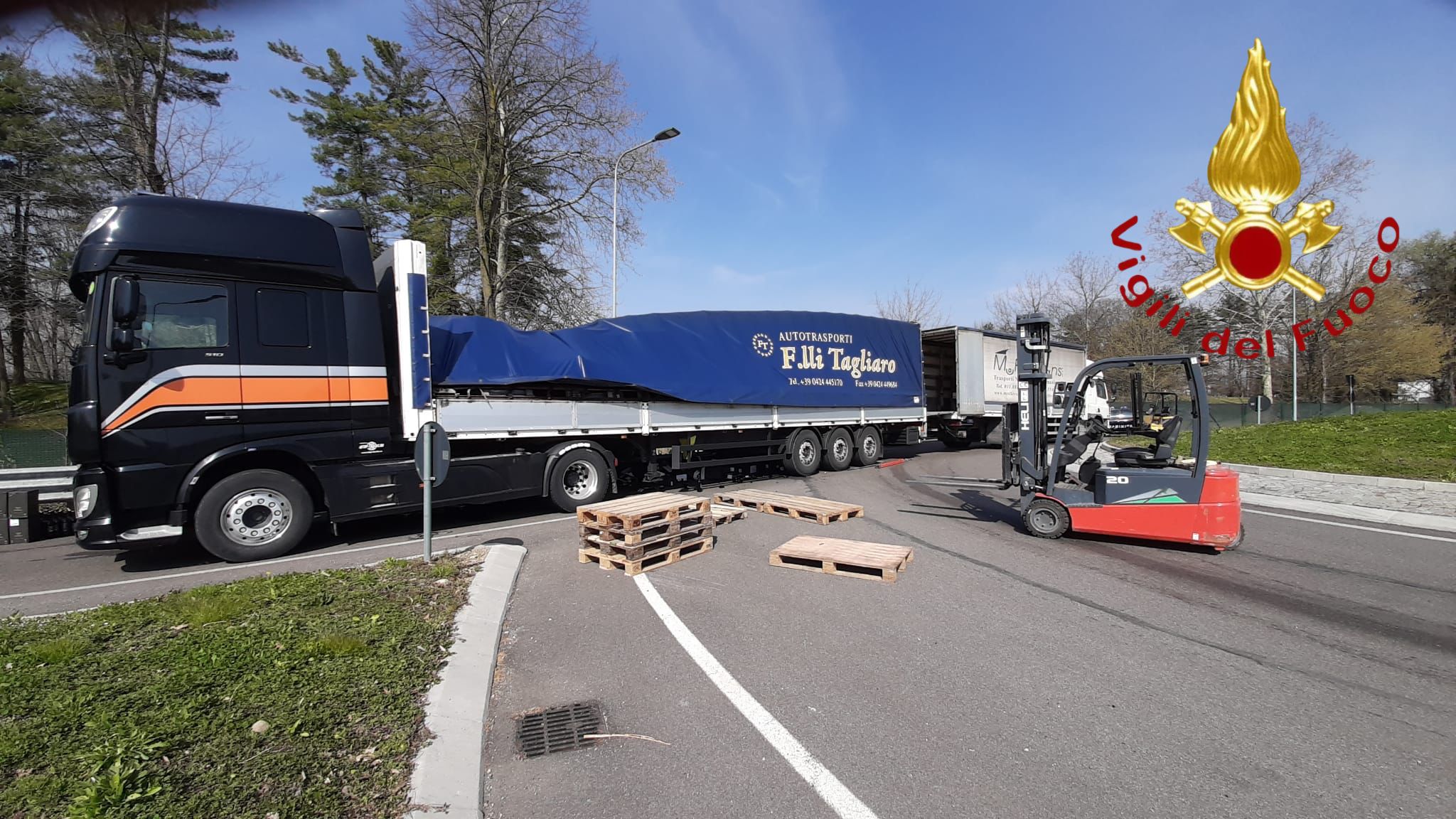 Cassina Rizzardi, tir esce di strada e perde il carico
