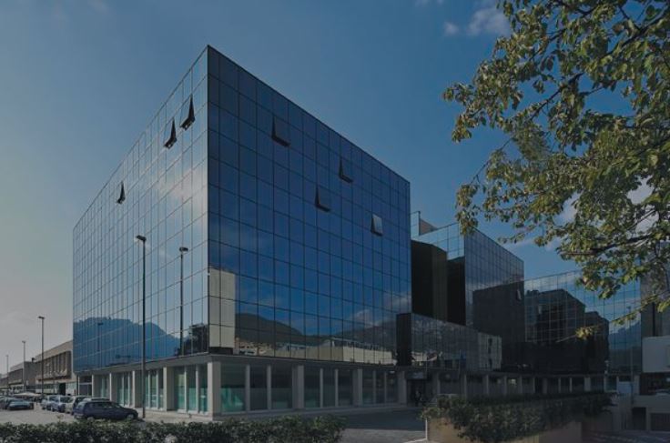 Giovani morti in casa a Colico, rito abbreviato per una ragazza di 21 anni