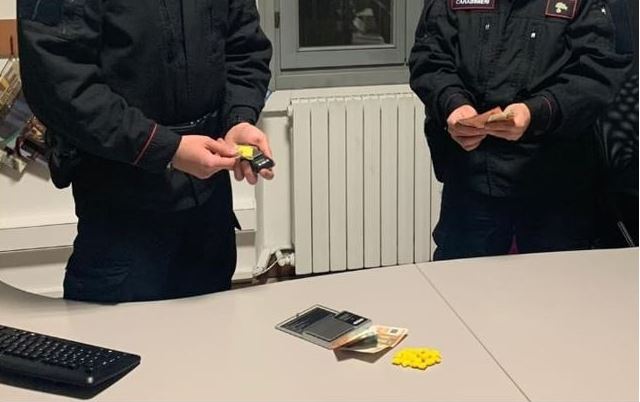 Spaccio a Brenna, scoperto con droga e soldi. Arrestato