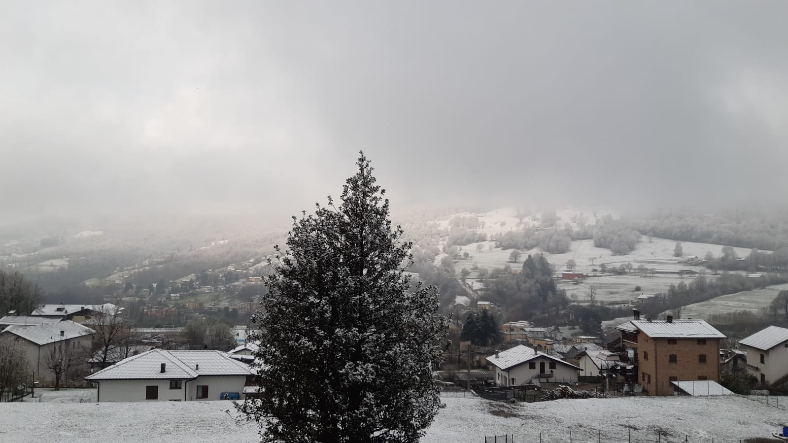 Neve sul Lario giovedì: orari e località dove sono attesi i primi fiocchi