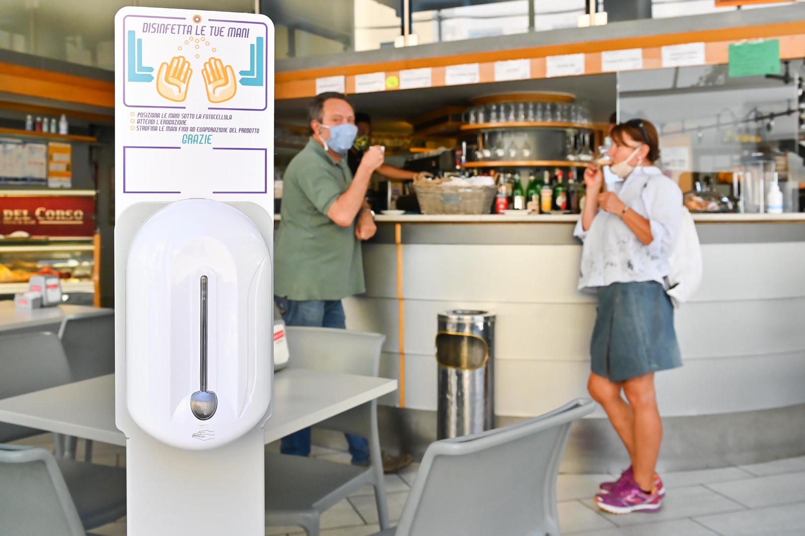 Bar e ristoranti al chiuso e si torna sugli spalti: le riaperture da oggi