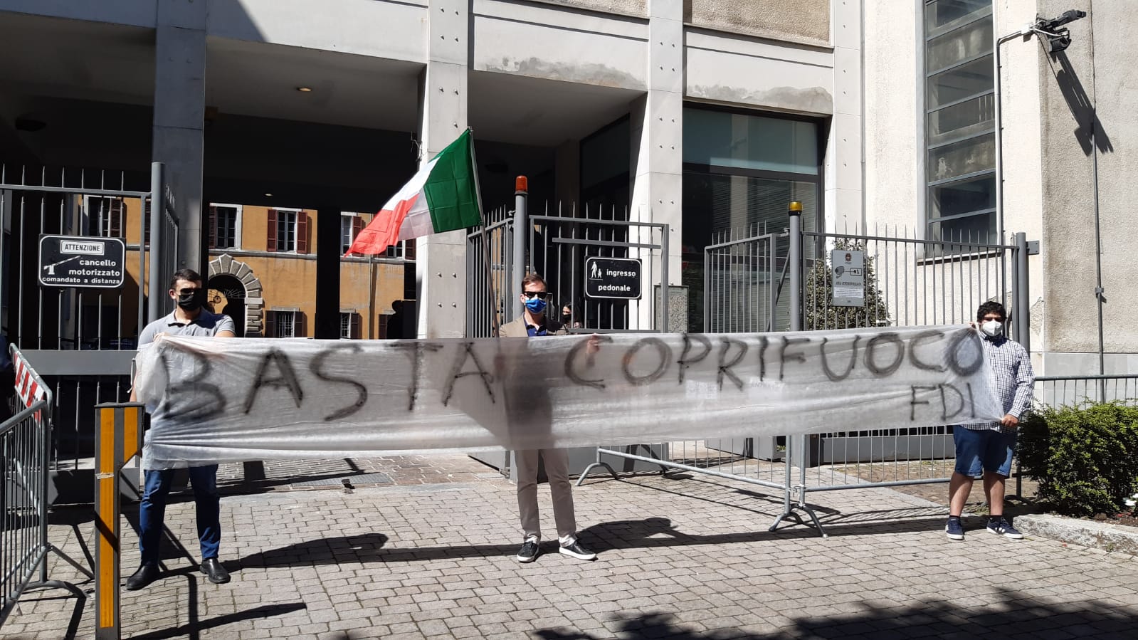 “Stop al coprifuoco”, il flash mob del circolo Fratelli d’Italia di Fino Mornasco