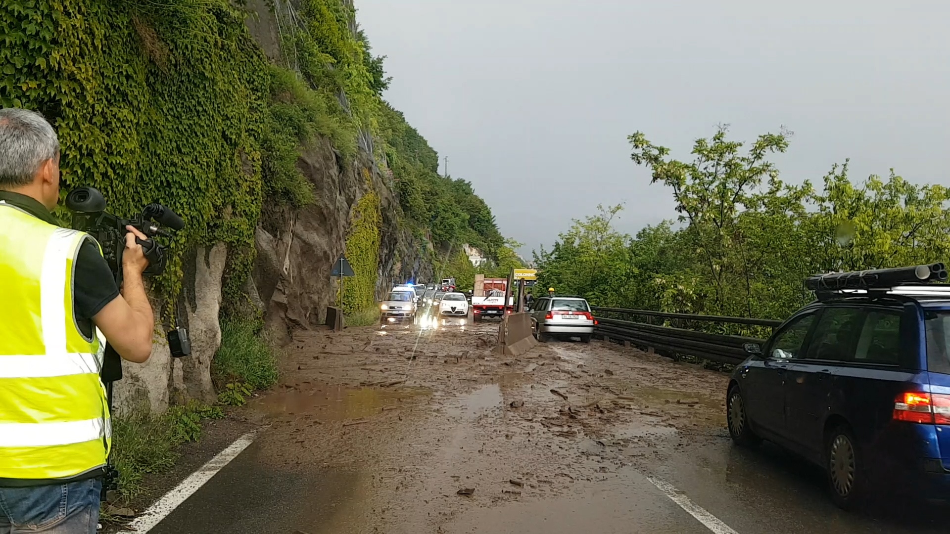 Frana ad Argegno, circolazione rallentata nel pomeriggio sulla Statale Regina