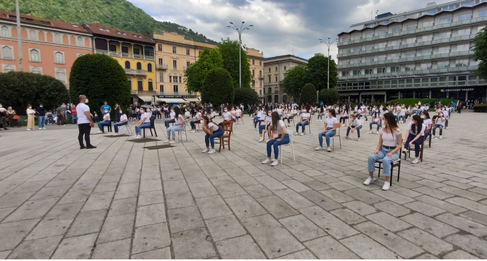 Cento ballerini in piazza Cavour: “La danza è viva, fateci ripartire”