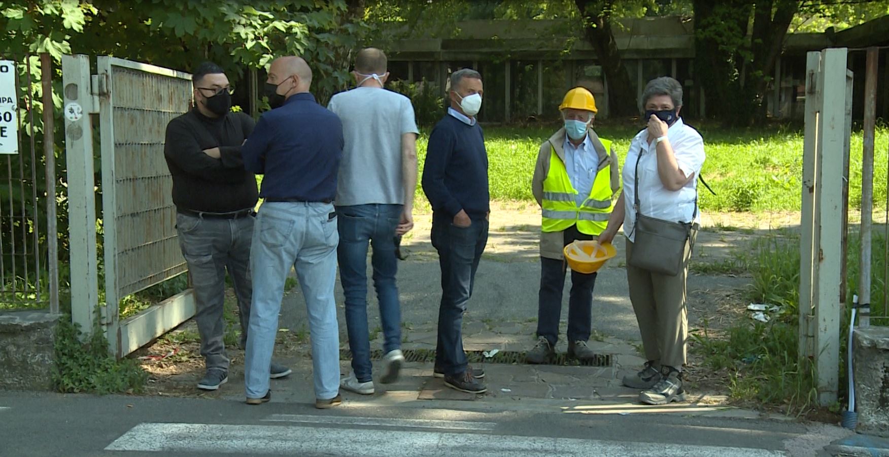 Sopralluogo al Palasport di Muggiò, i consiglieri: “Degrado desolante. Buttiamolo giù”