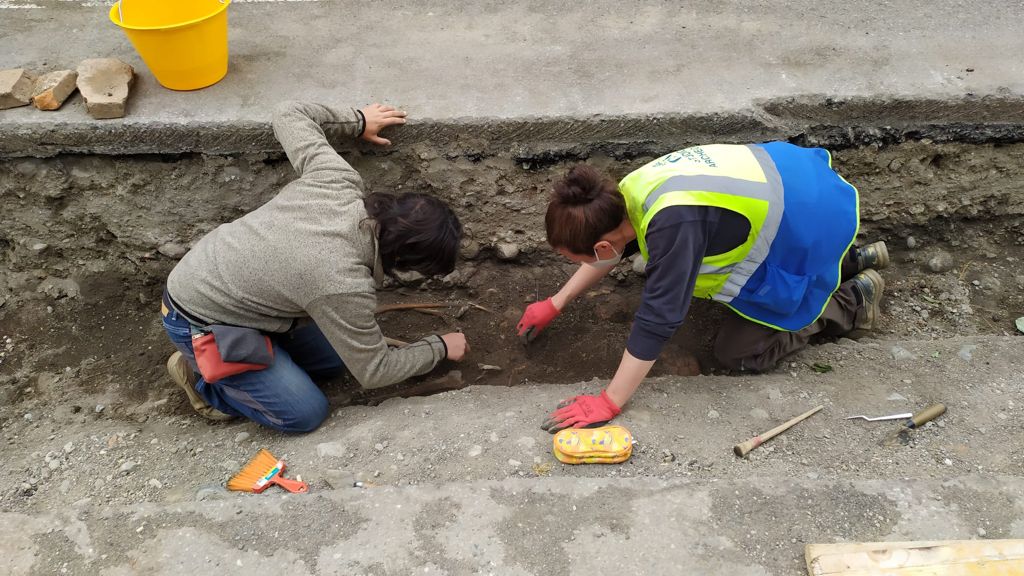 Resti di un’antica tomba in via Sant’Abbondio. L’archeologo: “È una sepoltura plurima”