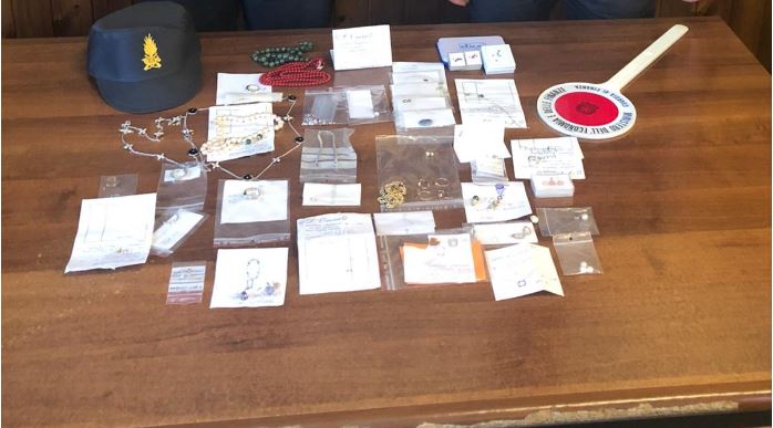 “Nulla da dichiarare” ma in auto aveva gioielli e pietre preziose per 45mila euro