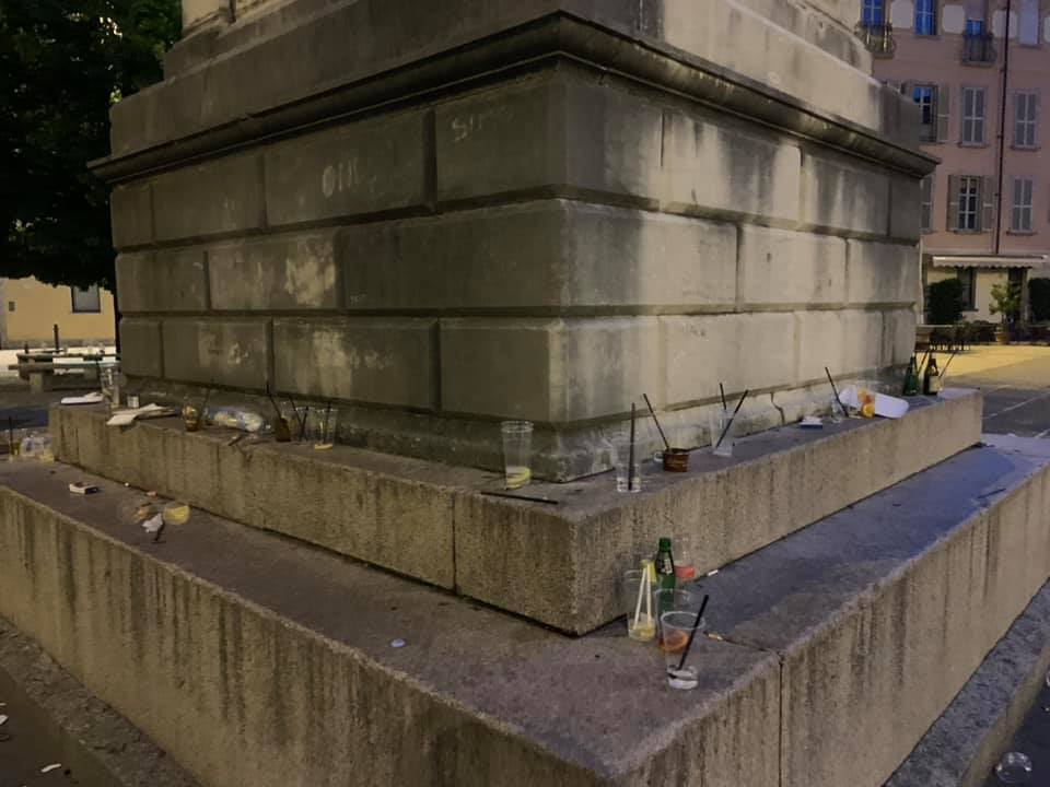 Como, lo spettacolo indecoroso di piazza Volta sommersa dai rifiuti. In programma un vertice tra assessori