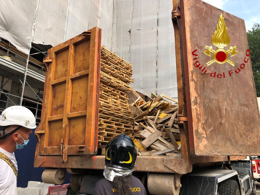 Como, infortunio sul lavoro: cade mentre carica il container. Grave 49enne