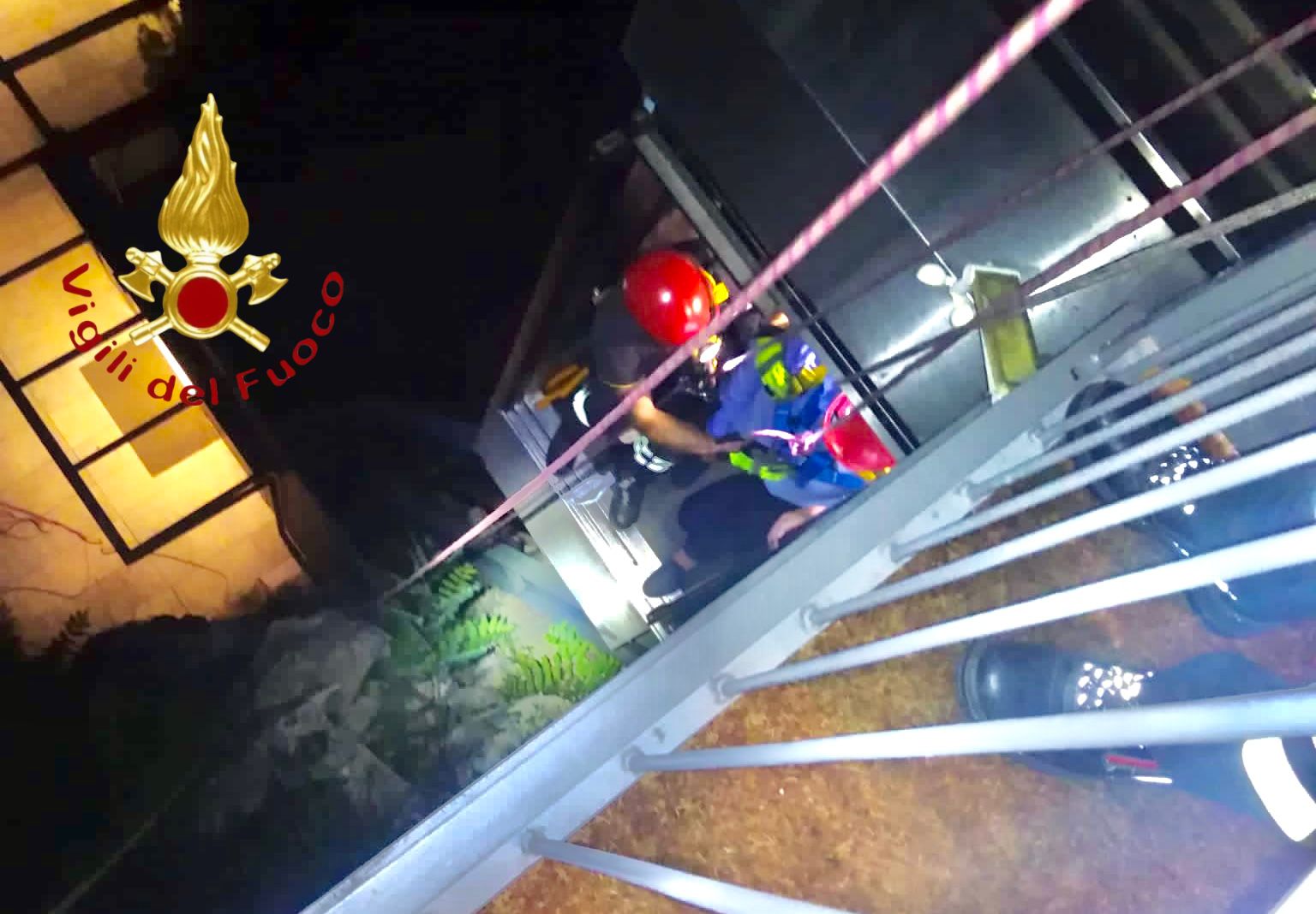 Pognana Lario, in 10 dentro l’ascensore che si blocca per l’eccessivo carico. Intervento dei vigili del fuoco