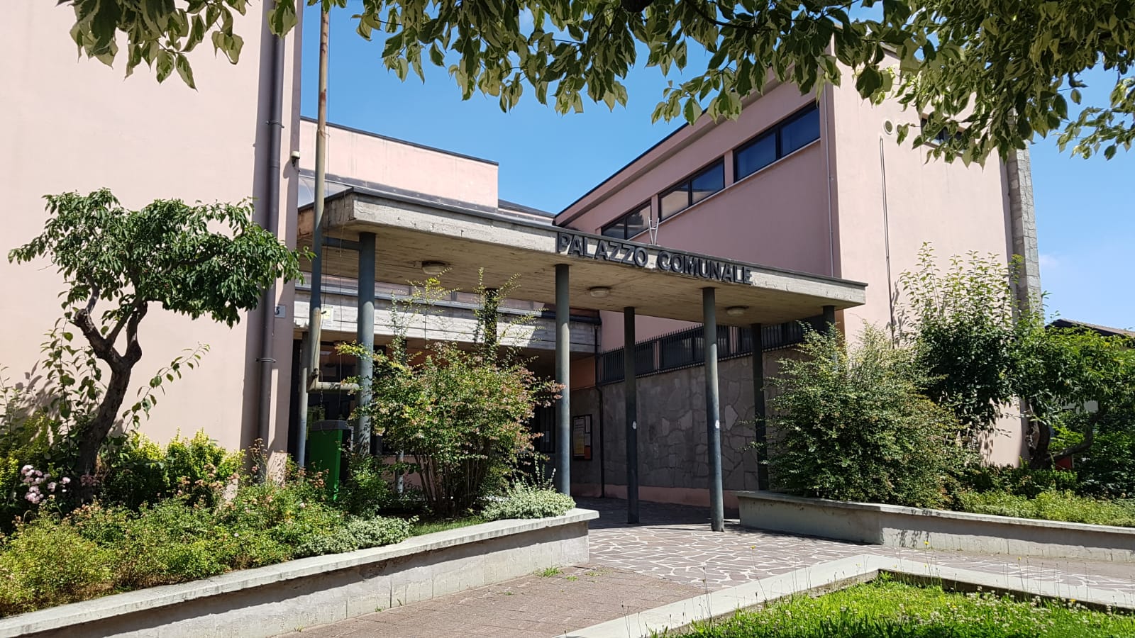 Rovello Porro, malore in Comune. Muore agente della polizia locale