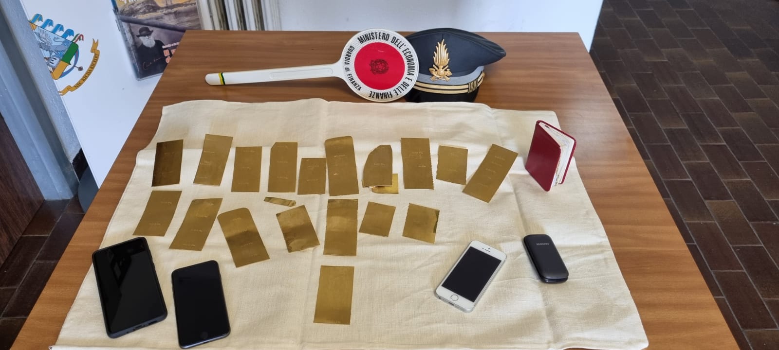 Sequestro della Guardia di Finanza: denunciato un comasco con 23 lamine d’oro nel marsupio