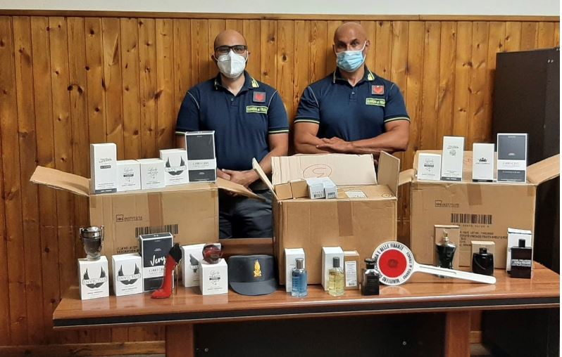 Botulino, filler e profumi intercettati in dogana. Doppio sequestro della Finanza