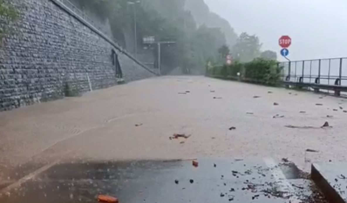Maltempo nel Comasco: frane ad Argegno, Moltrasio, Brienno e Colonno. Chiusa la statale Regina