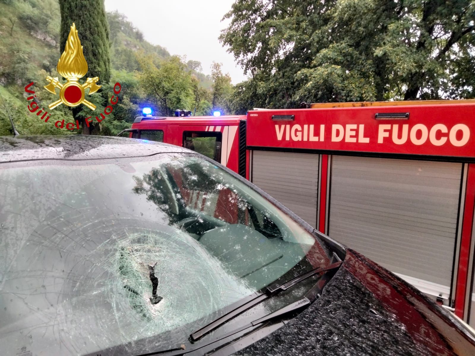 Si stacca un masso e finisce sul parabrezza dell’auto, paura tra Lezzeno e Bellagio