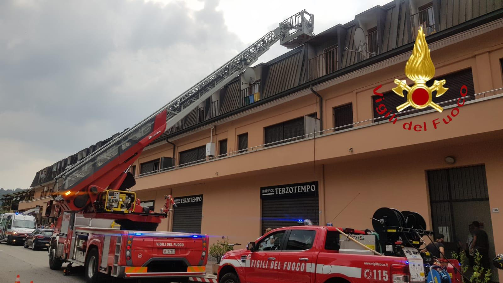 Incendio a Lipomo, una persona in ospedale per accertamenti