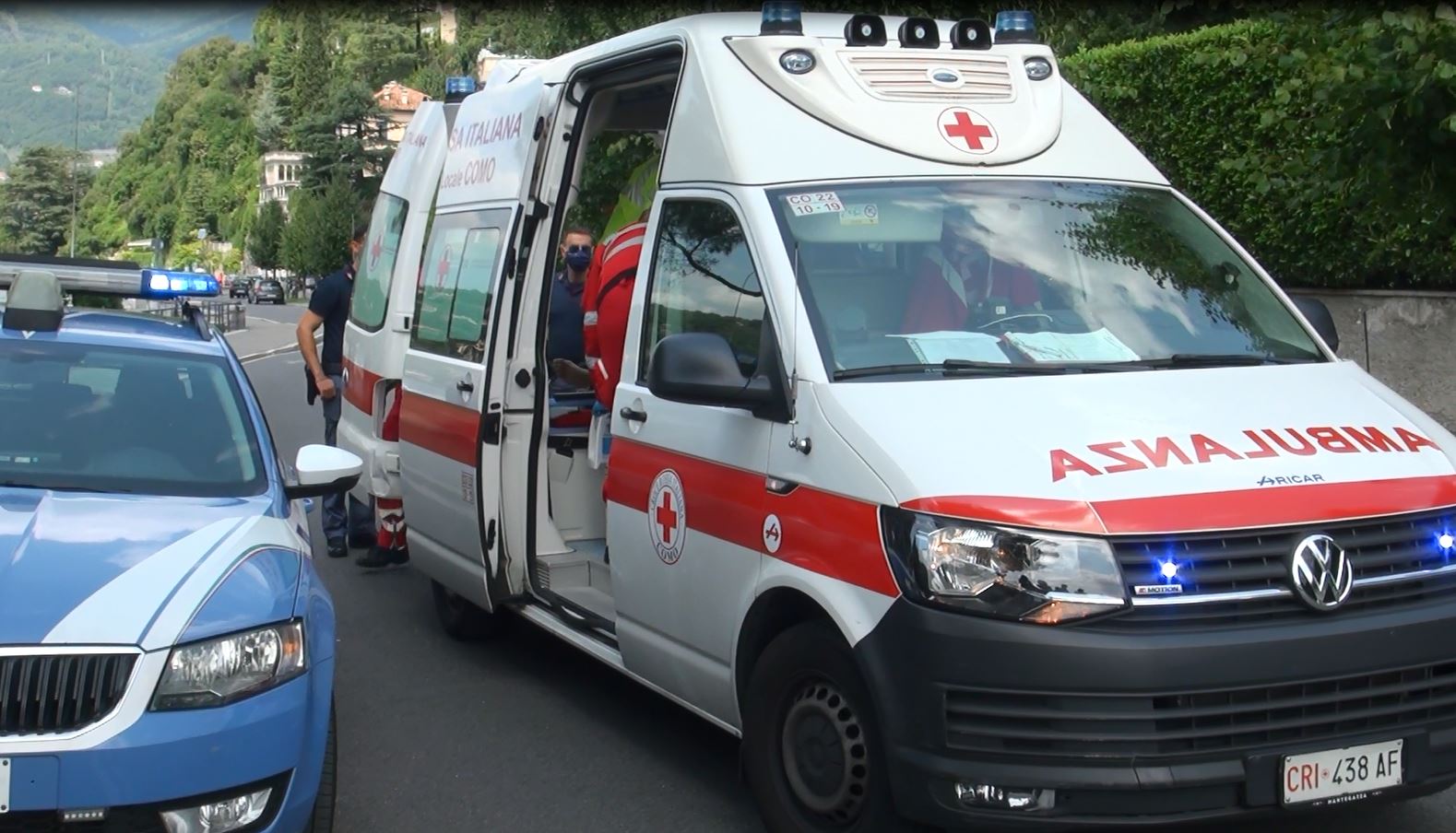 Como, viale Geno: bagno nel lago e non riemerge. Grave 18enne soccorso da un agente