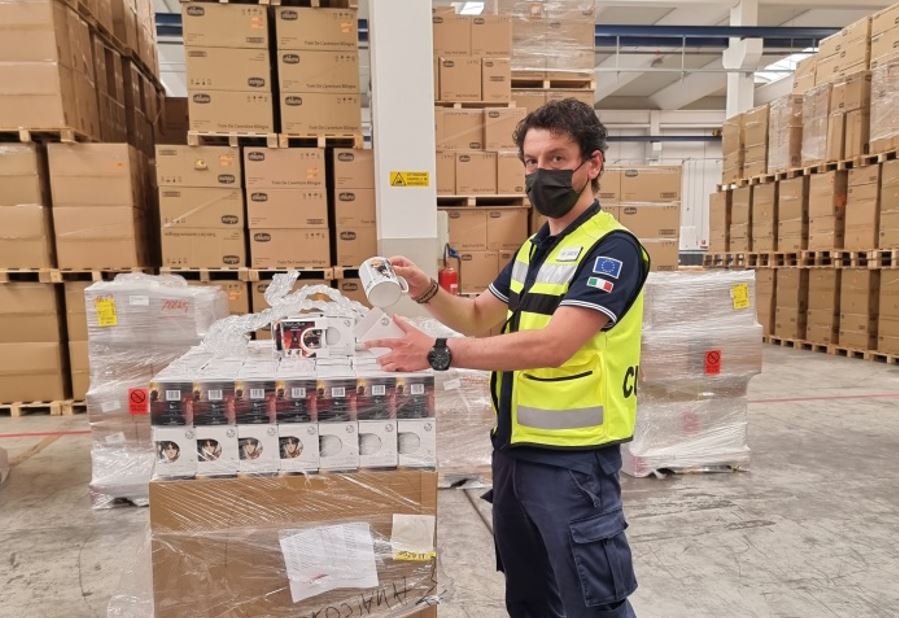 Le tazze fatte nel Regno Unito erano in realtà made in Thailandia. Il sequestro a Como