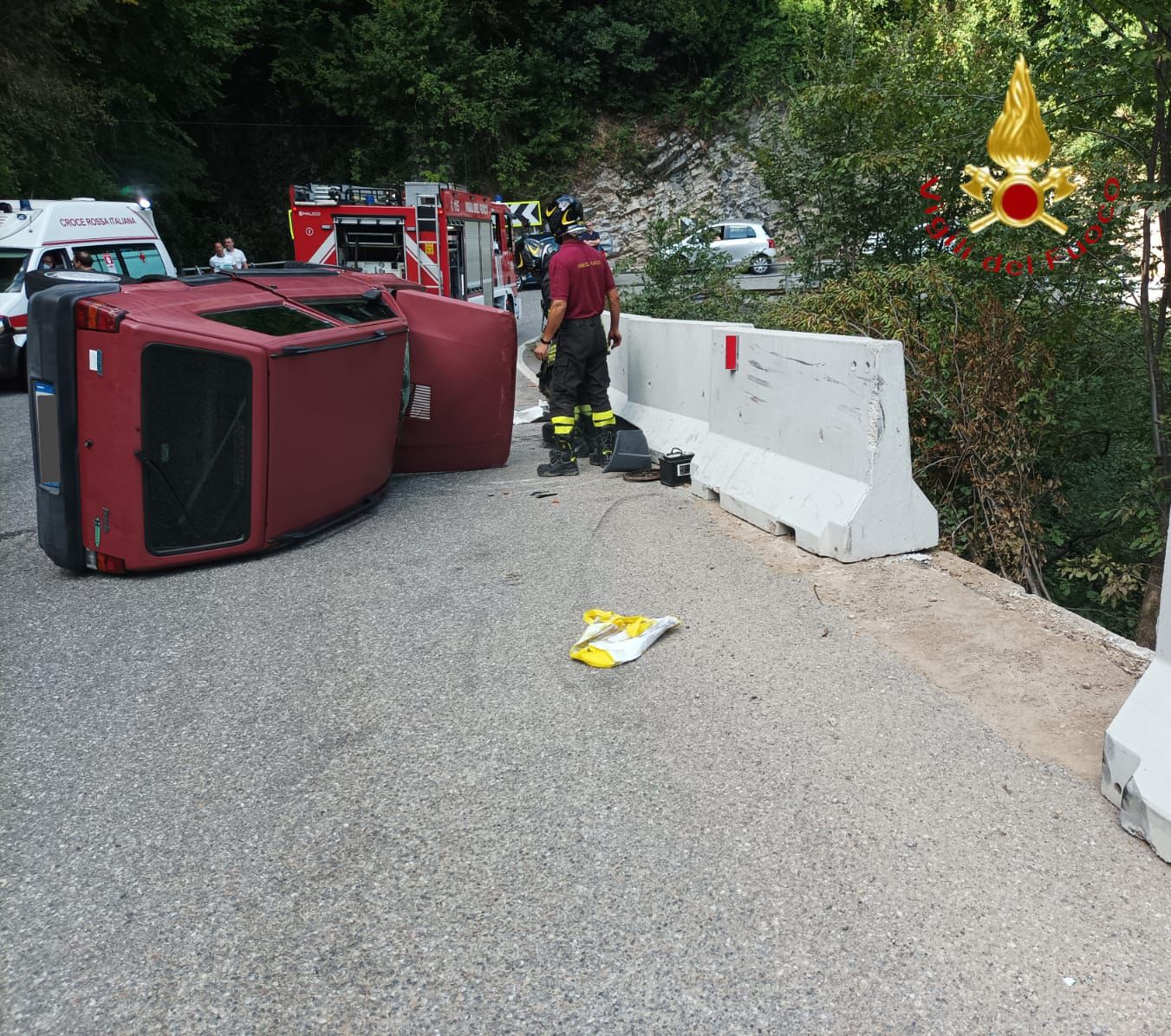 Auto si ribalta a Dizzasco sulla strada provinciale 13