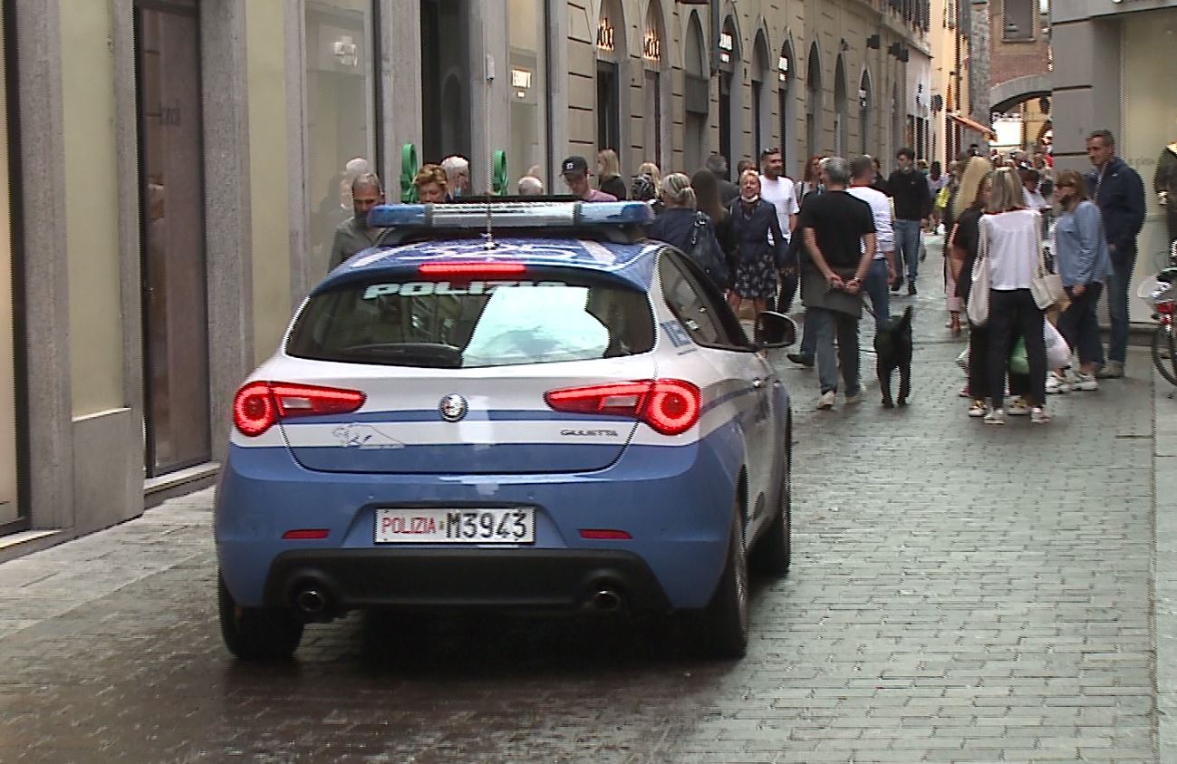 Fa shopping con soldi falsi, 48enne del Gambia arrestato dopo gli acquisti in centro città