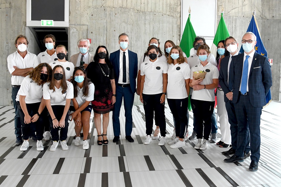 Pallanuoto, le Rane Rosa di Como premiate a Palazzo Pirelli