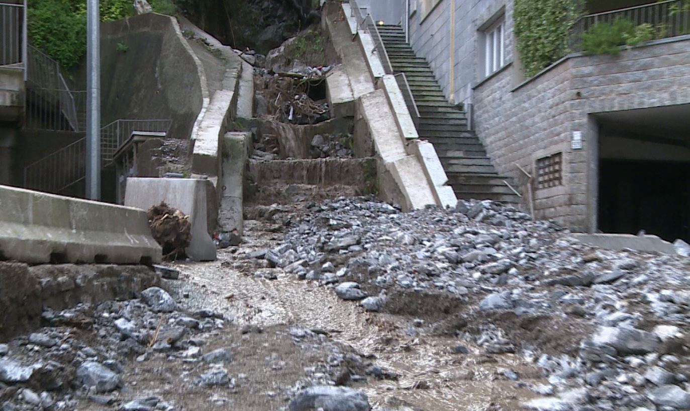 VIDEO – Maltempo, Lariana chiusa a Blevio. Situazione critica a Dongo