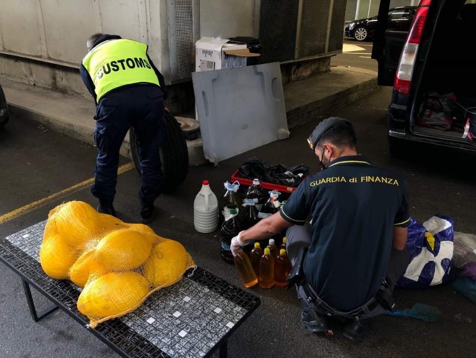 Valsolda, sequestrati 1500 chili di alimenti. I prodotti, privi di etichetta, intercettati a bordo di un van