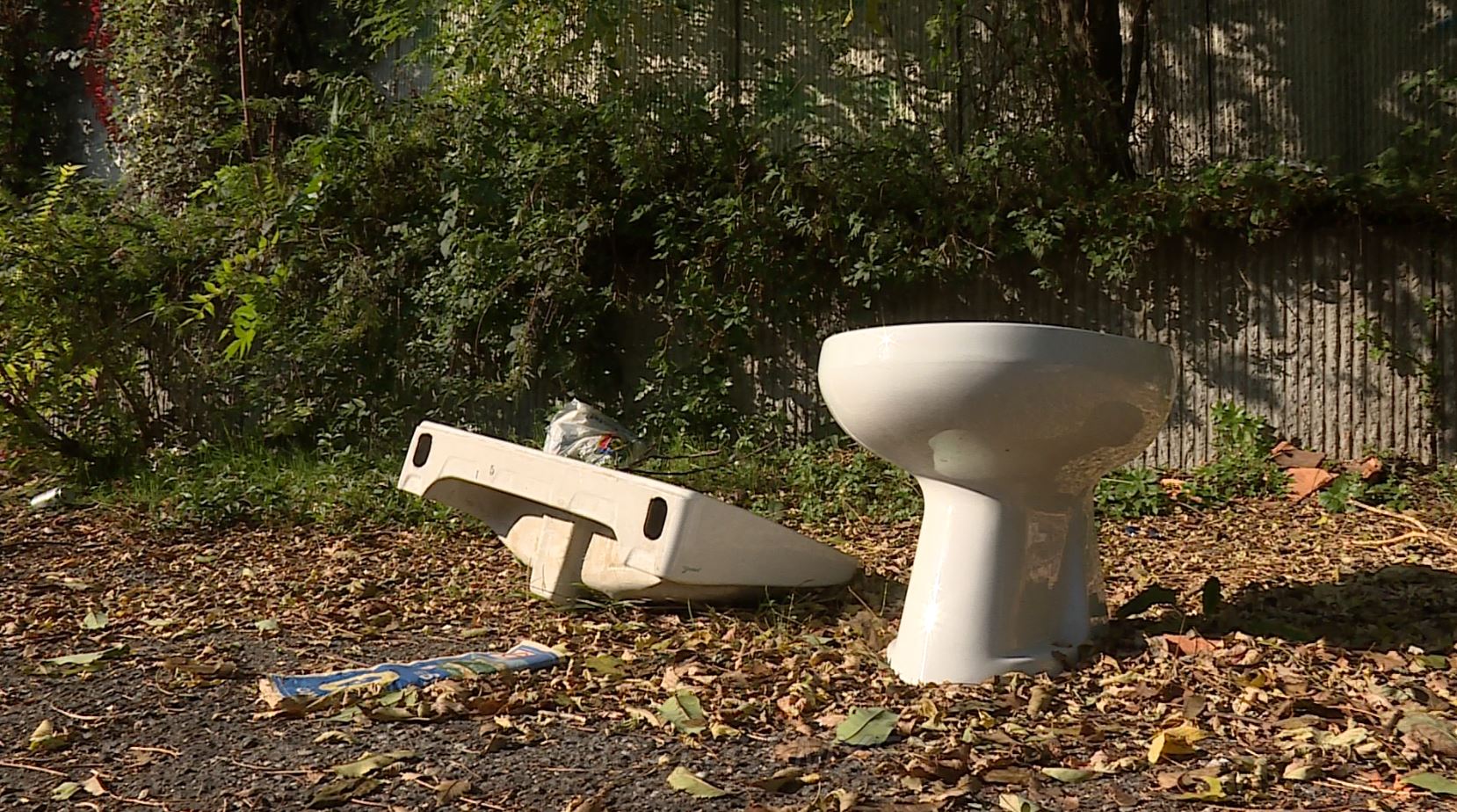 Rifiuti abbandonati in via Somigliana a Como: sacchetti, indumenti e sanitari