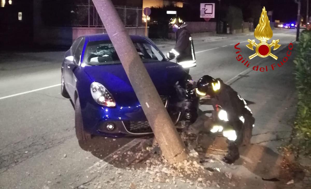 Carugo, auto finisce contro un palo. Intervento dei vigili del fuoco