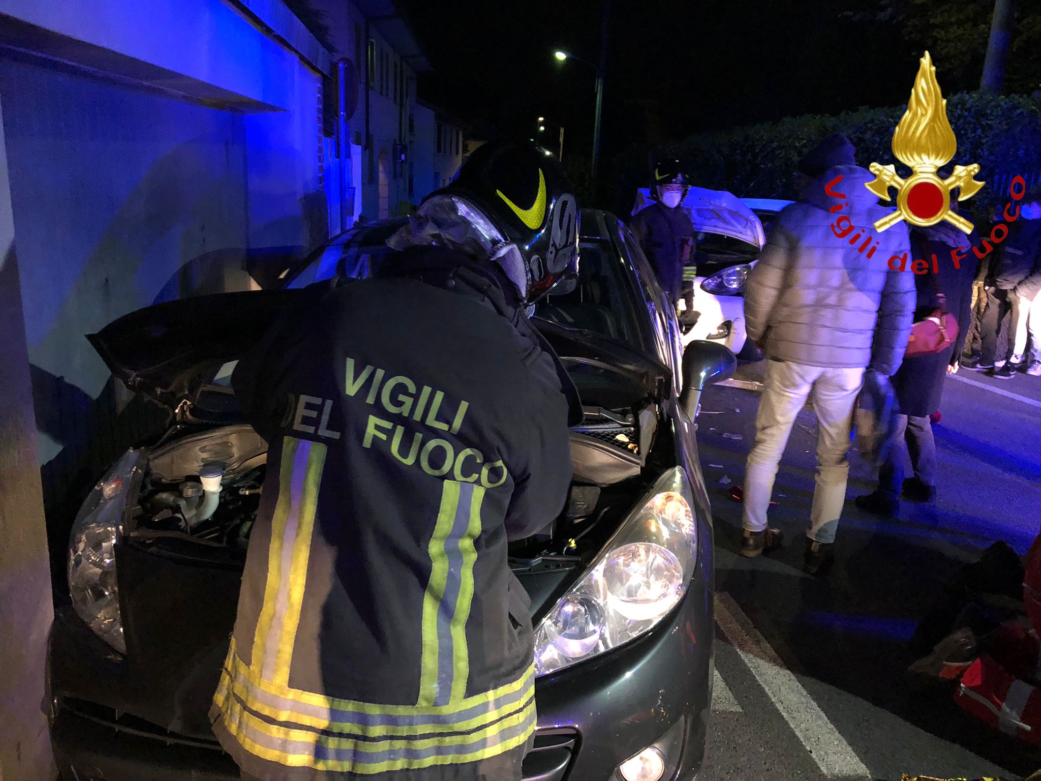 Grandate, incidente tra due auto. Intervento dei vigili del fuoco