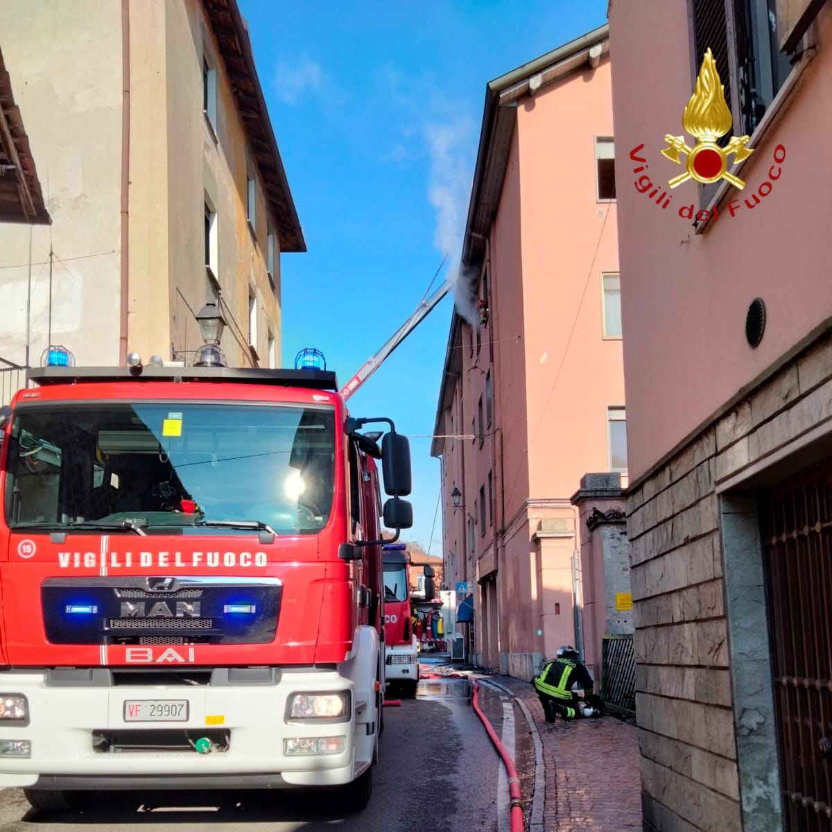 Alserio, incendio in un’abitazione. Intervento dei vigili del fuoco. Un’anziana grave