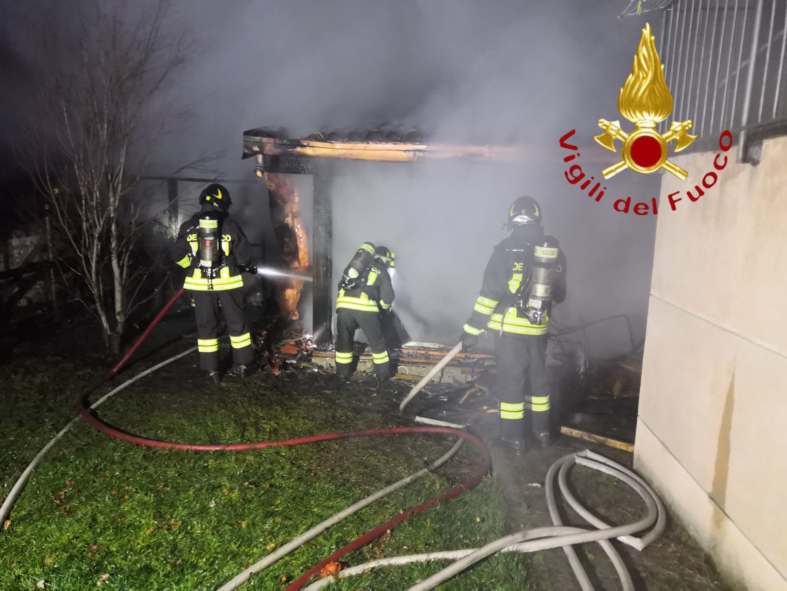 Incendio a Ponte Lambro, legnaia prende fuoco. Sfollata una famiglia