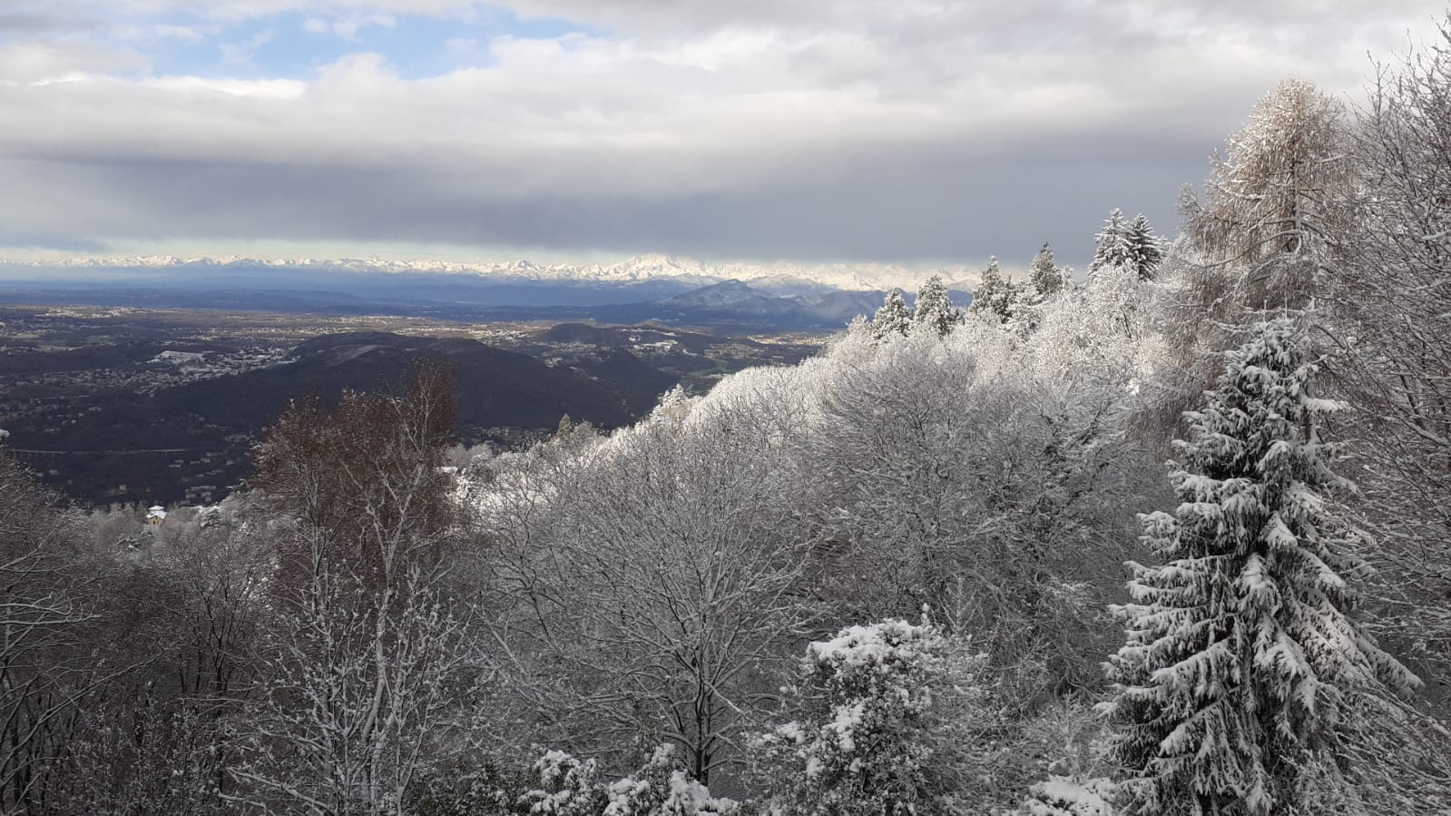Prima neve: risveglio imbiancato nel Comasco. Le foto