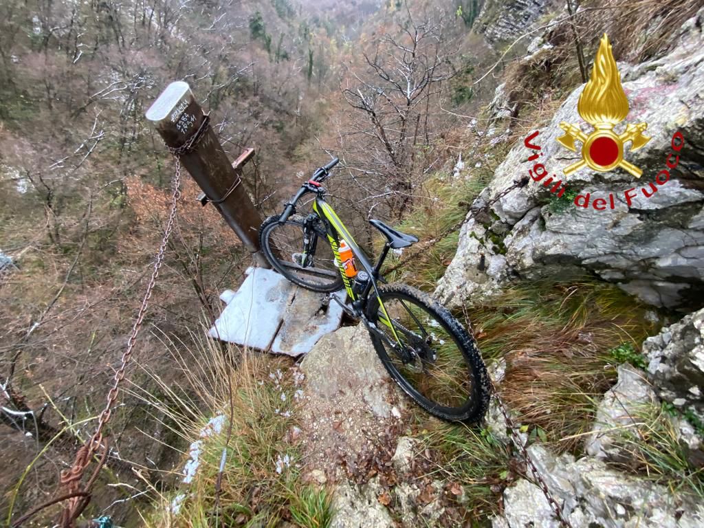 Ciclista in difficoltà lungo il sentiero, intervento dei vigili del fuoco