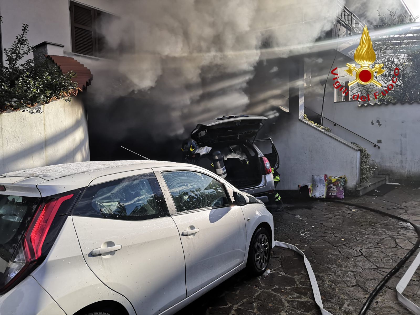 San Fermo: incendio in un box, distrutte auto e moto. Due persone in ospedale