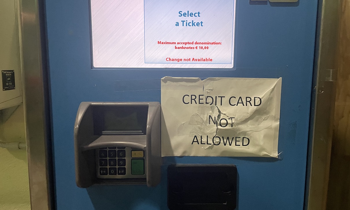 Como città turistica: la biglietteria della funicolare a Brunate non accetta le carte di credito