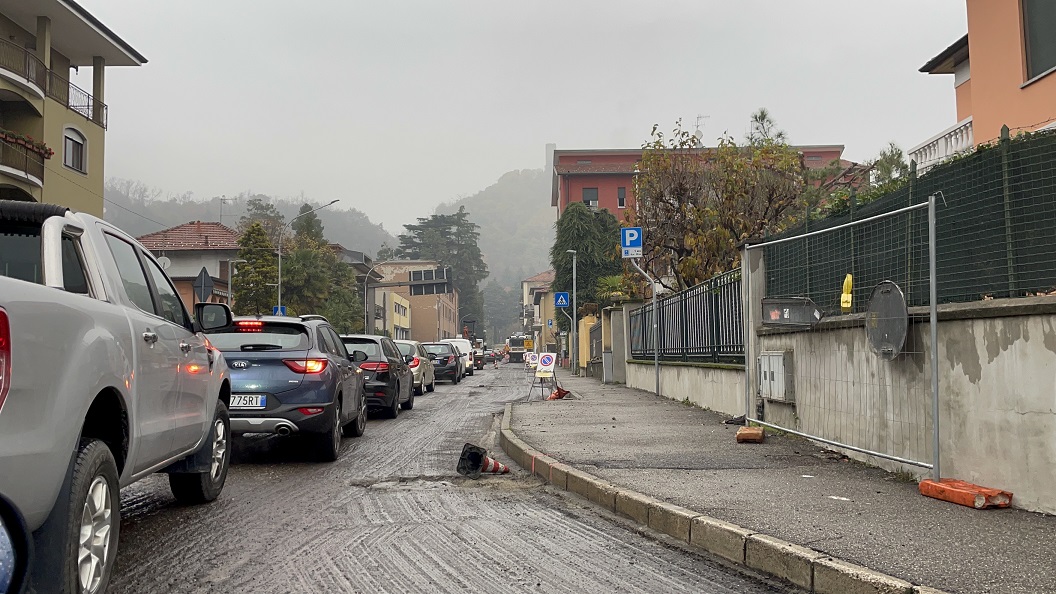 Secondo giorno di caos totale sulla Canturina, tra programmazioni mancate e assessori introvabili