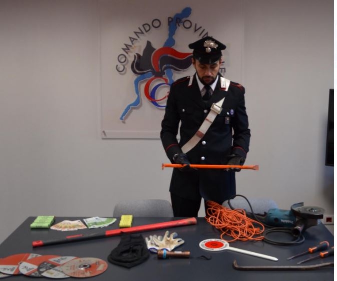 Lipomo, nel supermercato con il flessibile svuota la cassaforte. Arrestato