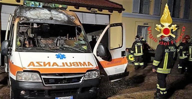 Ambulanza in fiamme, intervento a Dongo