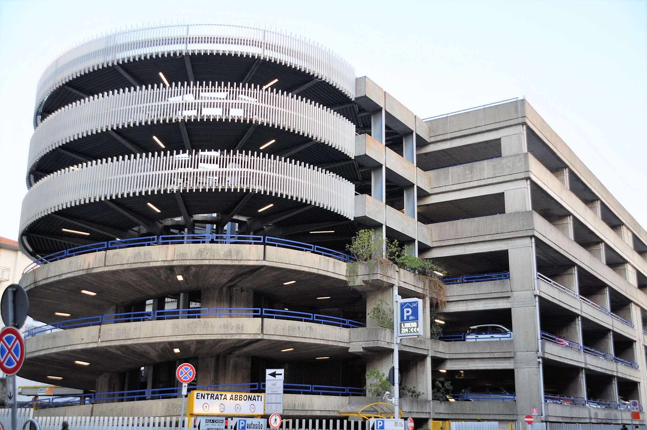 Como, autosilo di via Auguadri e parcheggio di via Aldo Moro: il bando di Csu per l’assegnazione dei posti auto residenti