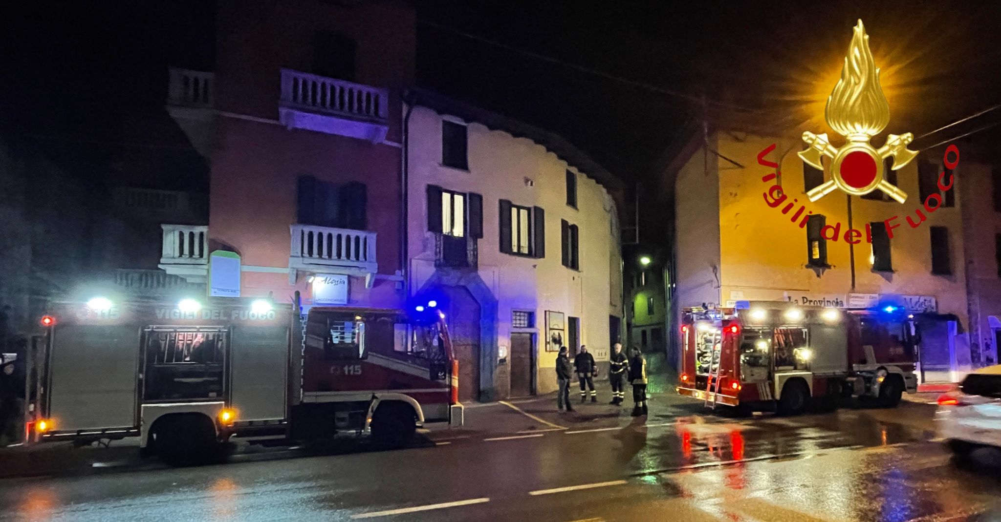 Incendio a Pusiano, in fiamme un tetto. Intervento dei vigili del fuoco