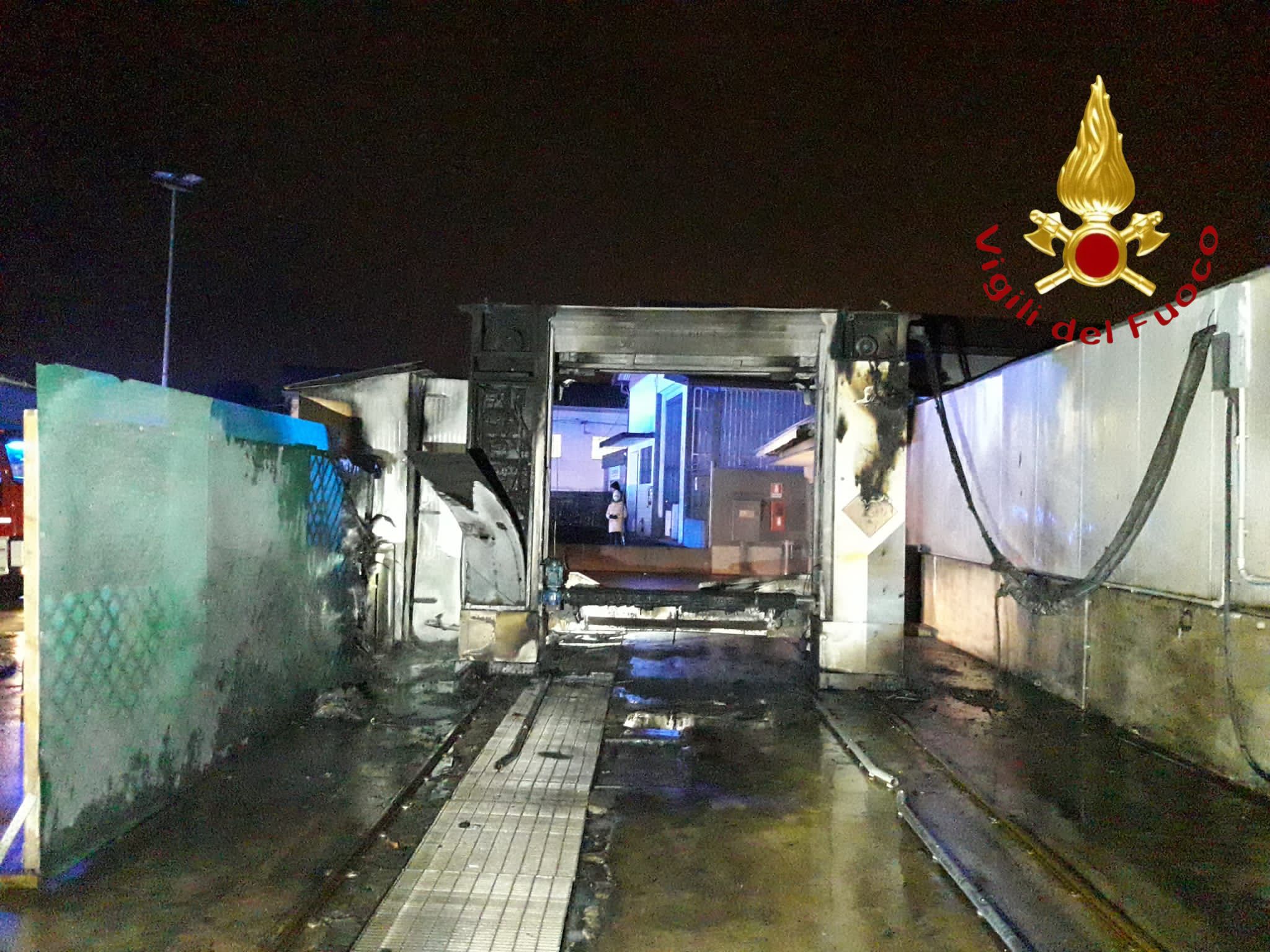 Incendio a Cermenate, in fiamme un autolavaggio